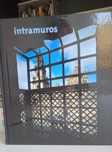 Portada do libro de INTRAMUROS. Lunwerg. Consorcio de Santiago. (C) 