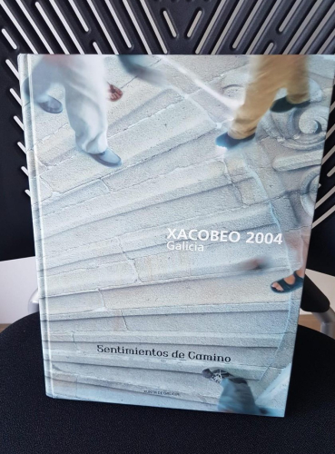 Portada do libro de SENTIMIENTOS DE CAMINO. XACOBEO 2004. XUNTA DE GALICIA
