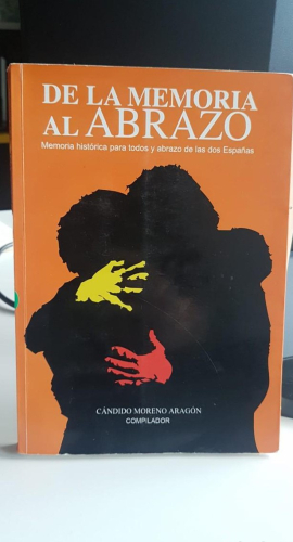 Portada do libro de De la memoria al abrazo. Cándido Moreno. Compilador