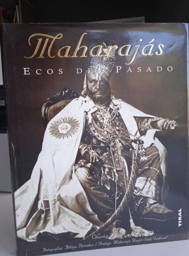 Portada do libro de Maharajás. Ecos del pasado (C)