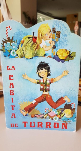 Portada do libro de La casita de turrón troquelado. Serie Perenne