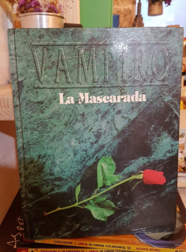 Portada do libro de Vampiro: La Mascarada. Un Juego Narrativo de Horror Personal. Mark Rein Hagen
