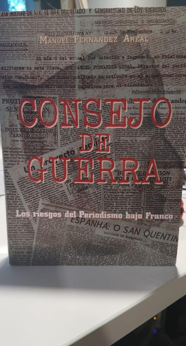 Portada do libro de CONSEJO DE GUERRA. LOS RIESGOS DEL PERIODISMO BAJO FRANCO - FERNÁNDEZ AREAL, Manuel