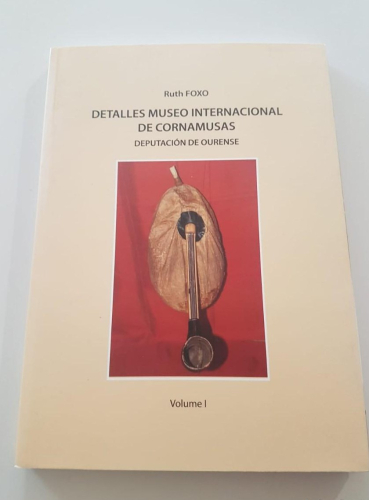 Portada do libro de DETALLES MUSEO INTERNACIONAL DE CORNAMUSAS - RUTH FOXO