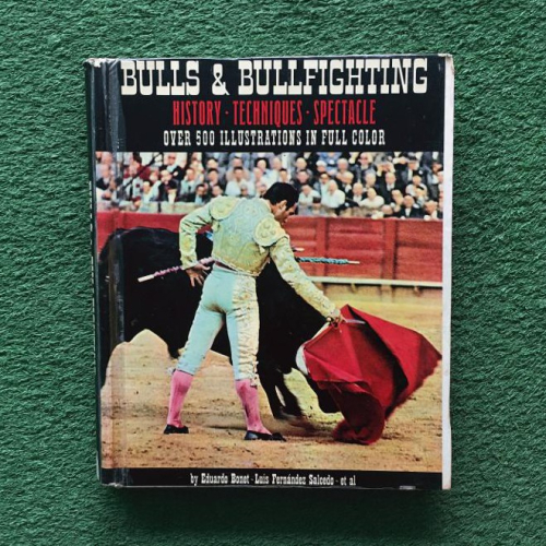 Portada do libro de Bulls & Bullfighting. Eduardo Bonet. Luis Fernández Salcedo.