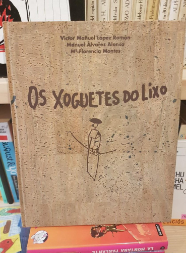 Portada do libro de OS XOGUETES DO LIXO - LOS JUGUETES DE LA BASURA. Tapa en cortiza /corcho. T
