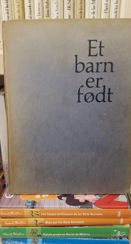 Portada do libro de Et barn er født. Libro fotografías T