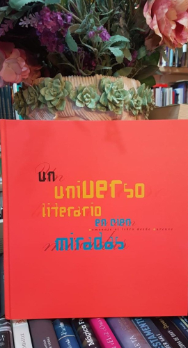Portada do libro de UN UNIVERSO LITERARIO EN CIEN MIRADAS - (t)