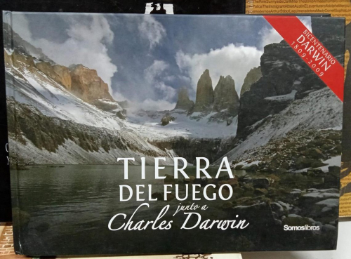 Portada do libro de Tierra del Fuego junto a Charles Darwin (b)