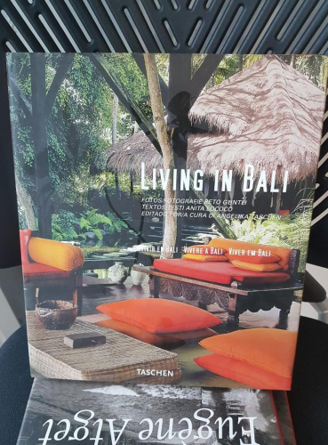 Portada do libro de Living in Bali. Taschen