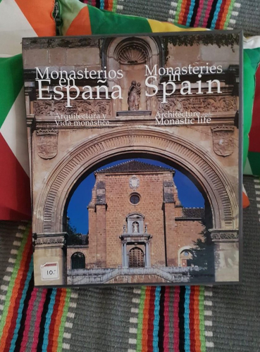 Portada do libro de MONASTERIOS DE ESPAÑA. ARQUITECTURA Y VIDA MONÁSTICA