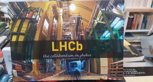 Portada do libro de LHCb - the Collaboration in Photos (t)