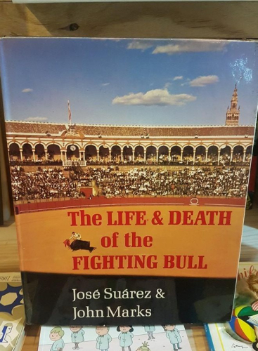 Portada do libro de José Suárez. The Life & Death of the Fighting Bull