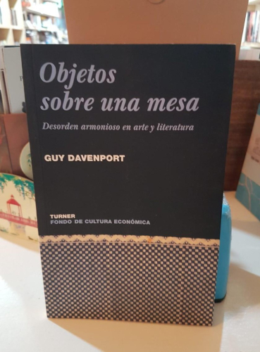 Portada do libro de Objetos sobre una mesa. Desorden armonioso en arte y literatura / Guy Davenport. T