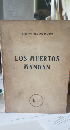 Portada do libro de Los muertos mandan BLASCO IBAÑEZ. Edit. American Playbook. Santiago de Chile, 195