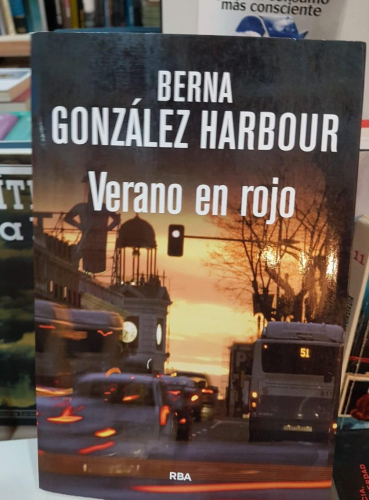 Portada do libro de VERANO EN ROJO - BERNA GONZÁLEZ HARBOUR (T)