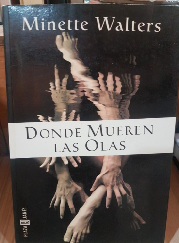 Portada do libro de DONDE MUEREN LAS OLAS- MINETTE WALTERS (T)