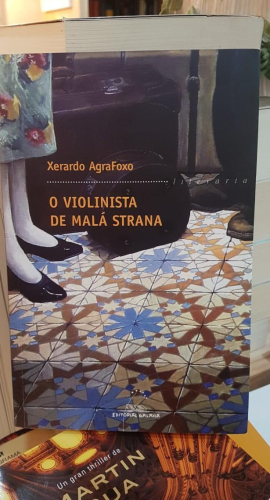 Portada do libro de O VIOLINISTA DE MALÁ STRANA. XERARDO AGRAFOXO (T)