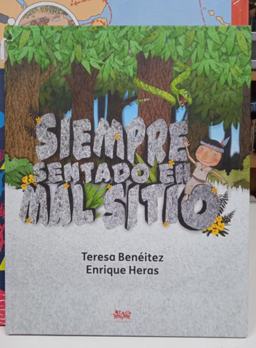 Portada do libro de SIEMPRE SENTADO EN MAL SITIO -TERESA BENEITEZ , ENRIQUE HERAS(B)