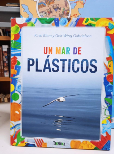 Portada do libro de UN MAR DE PLASTICOS -KIRSTI BLOM , GEIR WING GABRIELSEN (B)