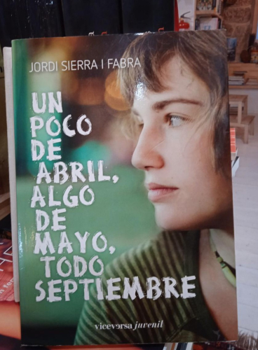 Portada do libro de UN POCO DE ABRIL, ALGO DE MAYO , TODO SEPTIEMBRE -JORDI SIERRA I FABRA (T)