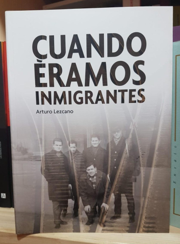 Portada do libro de Cuando éramos inmigrantes. Arturo Lezcano
