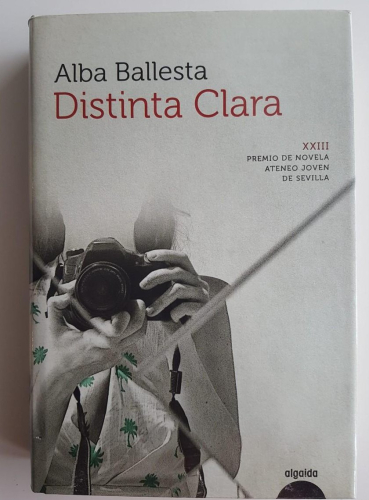 Portada do libro de DISTINTA CLARA (PREMIO ATENEO JOVEN DE SEVILLA DE NOVELA 2018) ALBA BALLESTA (C)