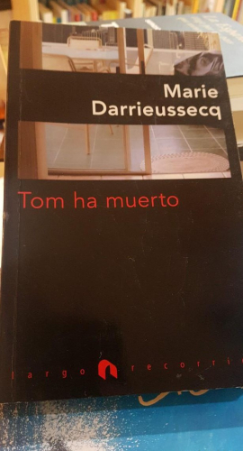 Portada do libro de TOM HA MUERTO- MARIE DARRIEUSSECQ (T)