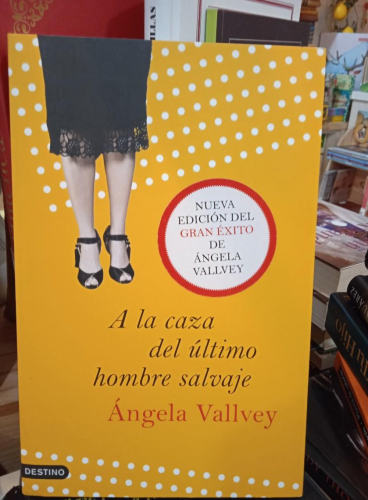 Portada do libro de A LA CAZA DEL ULTIMO HOMBRE SALVAJE -ANGELA VALLVEY (T)