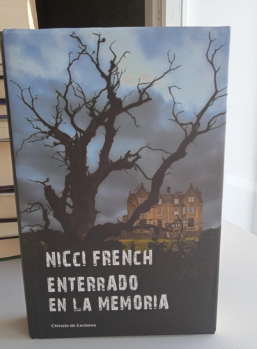 Portada do libro de ENTERRADO EN LA MEMORIA -NICCI FRENCH (C)