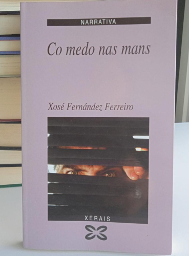 Portada do libro de CO MEDO NAS MANS (edición en gallego) XOSE FERNANDEZ FERREIRO (C)