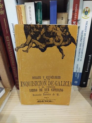 Portada do libro de Brujos y astrólogos de la Inquisición de Galicia y el famoso libro de San Cipriano