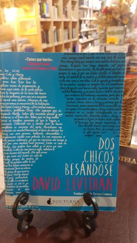 Dos chicos besándose