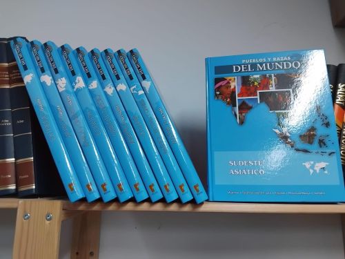 Portada do libro de Pueblos y razas del mundo. Completa