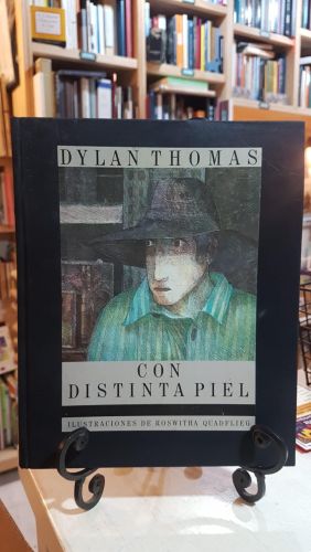 Portada do libro de CON DISTINTA PIEL 