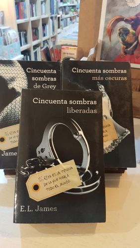 Portada do libro de Trilogía cincuenta sombras: Cincuenta sombra de grey; Cincuenta sombras mas oscuras Cincuenta sombras...