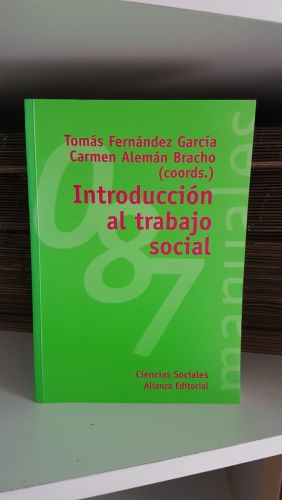 Portada do libro de Introducción al trabajo social
