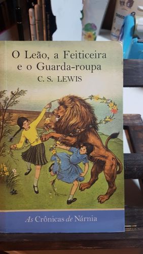 Portada del libro de O leão, a feiticeira e o guarda-roupa