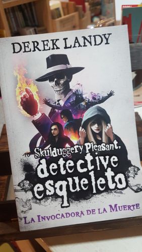Portada do libro de Detective Esqueleto: La Invocadora de la Muerte