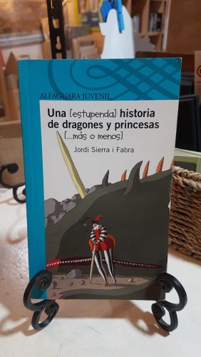 Portada do libro de UNA (ESTUPENDA) HISTORIA DE DRAGONES Y PRINCESAS (MÁS O MENOS)