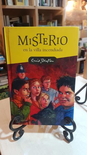 Portada do libro de Misterio en la villa incendiada