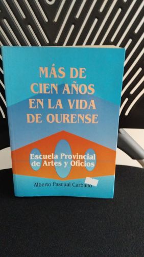 Portada do libro de Más de cien años en la vida de Ourense. Escuela provincial de artes y oficios