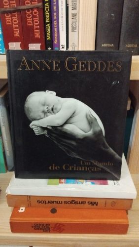 Portada do libro de Anne Geddes Un mundo de Crianças