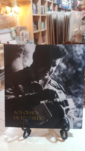 Portada do libro de Aos olhos de Eduardo